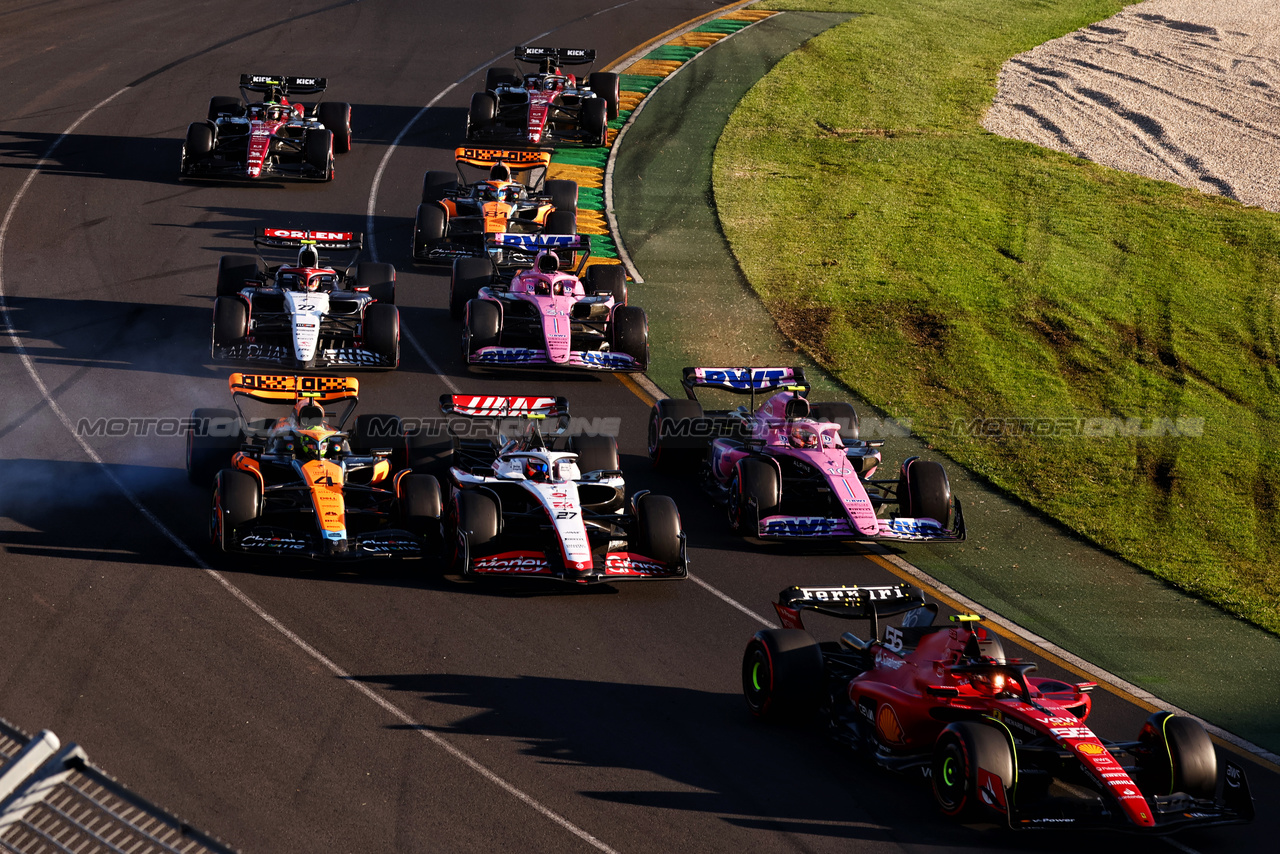 GP AUSTRALIA, Carlos Sainz Jr (ESP) Ferrari SF-23 davanti a Lando Norris (GBR) McLaren MCL60; Nico Hulkenberg (GER) Haas VF-23; e Pierre Gasly (FRA) Alpine F1 Team A523 at the second repartenza of the race.

02.04.2023. Formula 1 World Championship, Rd 3, Australian Grand Prix, Albert Park, Melbourne, Australia, Gara Day.

 - www.xpbimages.com, EMail: requests@xpbimages.com ¬© Copyright: Coates / XPB Images