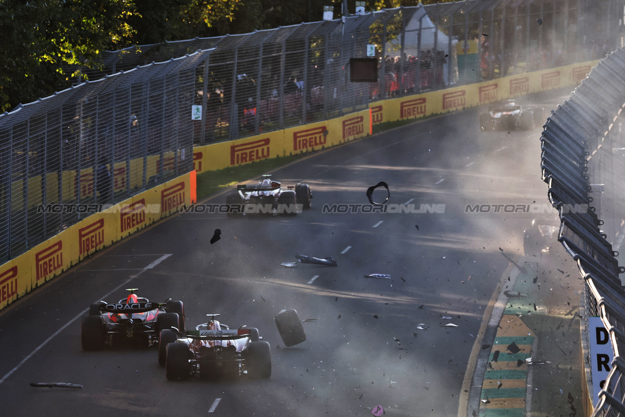 GP AUSTRALIA, Esteban Ocon (FRA) Alpine F1 Team A523 e Pierre Gasly (FRA) Alpine F1 Team A523 at the second repartenza of the race - Valtteri Bottas (FIN) Alfa Romeo F1 Team C43 e Sergio Perez (MEX) Red Bull Racing RB19 avoid an errant tyre.

02.04.2023. Formula 1 World Championship, Rd 3, Australian Grand Prix, Albert Park, Melbourne, Australia, Gara Day.

 - www.xpbimages.com, EMail: requests@xpbimages.com ¬© Copyright: Coates / XPB Images