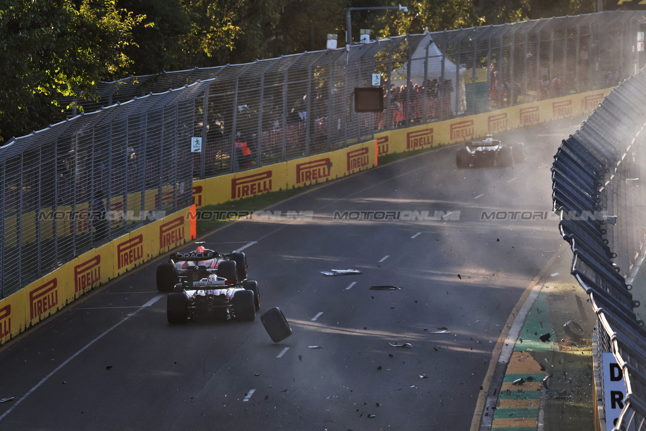 GP AUSTRALIA, Esteban Ocon (FRA) Alpine F1 Team A523 e Pierre Gasly (FRA) Alpine F1 Team A523 at the second repartenza of the race- Valtteri Bottas (FIN) Alfa Romeo F1 Team C43 e Sergio Perez (MEX) Red Bull Racing RB19 avoid an errant tyre.

02.04.2023. Formula 1 World Championship, Rd 3, Australian Grand Prix, Albert Park, Melbourne, Australia, Gara Day.

 - www.xpbimages.com, EMail: requests@xpbimages.com ¬© Copyright: Coates / XPB Images