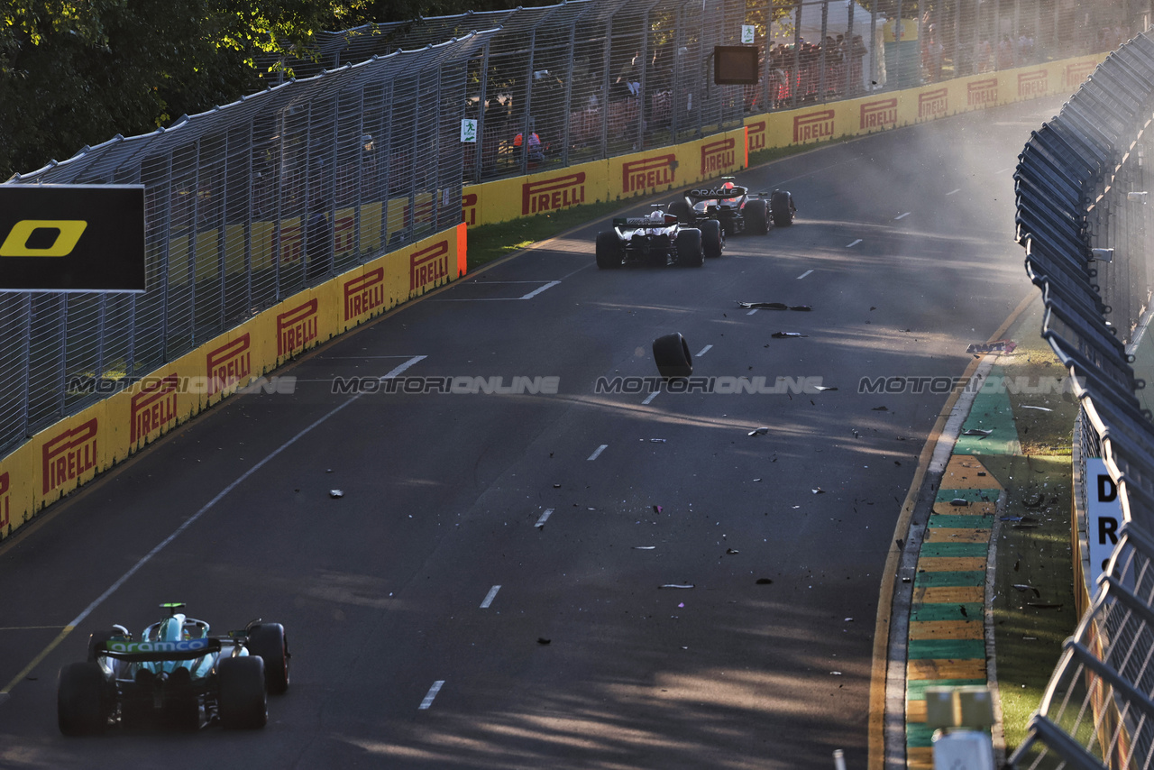 GP AUSTRALIA, Esteban Ocon (FRA) Alpine F1 Team A523 e Pierre Gasly (FRA) Alpine F1 Team A523 at the second repartenza of the Fernando Alonso (ESP) Aston Martin F1 Team AMR23 avoids an errant tyre.

02.04.2023. Formula 1 World Championship, Rd 3, Australian Grand Prix, Albert Park, Melbourne, Australia, Gara Day.

 - www.xpbimages.com, EMail: requests@xpbimages.com ¬© Copyright: Coates / XPB Images