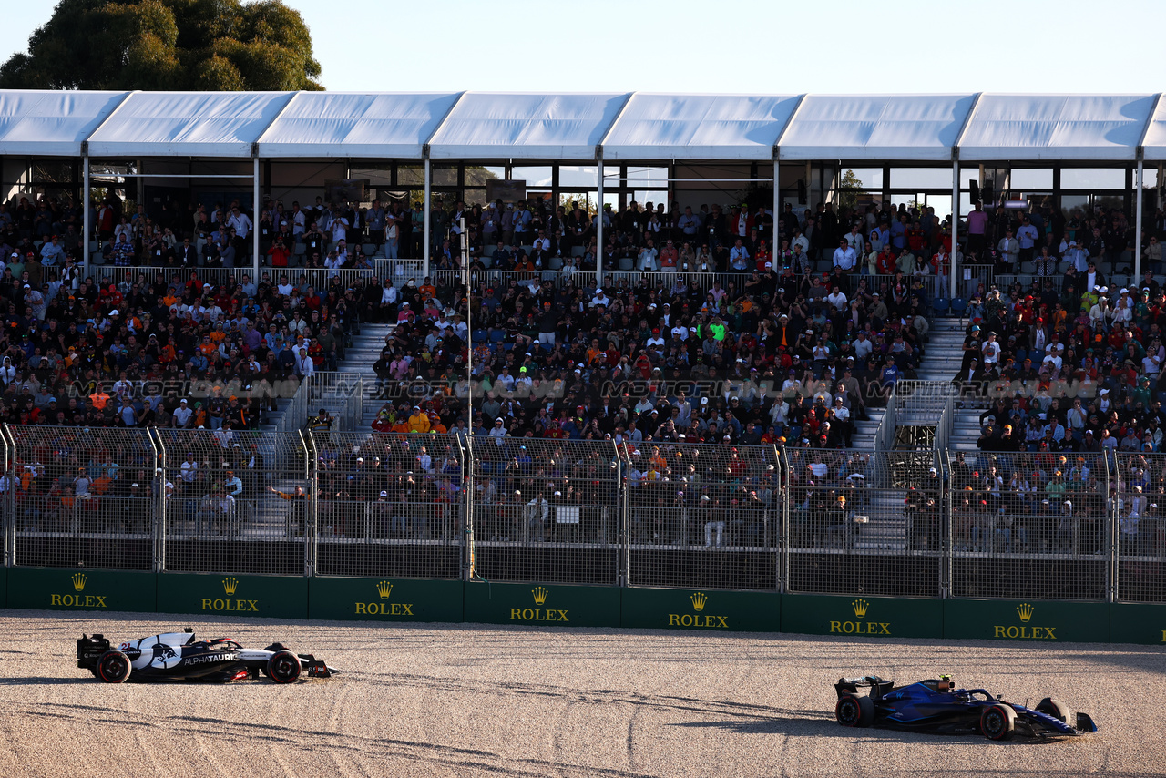 GP AUSTRALIA, Nyck de Vries (NLD) AlphaTauri AT04 e Logan Sargeant (USA) Williams Racing FW45 crash at the second repartenza of the race.

02.04.2023. Formula 1 World Championship, Rd 3, Australian Grand Prix, Albert Park, Melbourne, Australia, Gara Day.

 - www.xpbimages.com, EMail: requests@xpbimages.com ¬© Copyright: Coates / XPB Images
