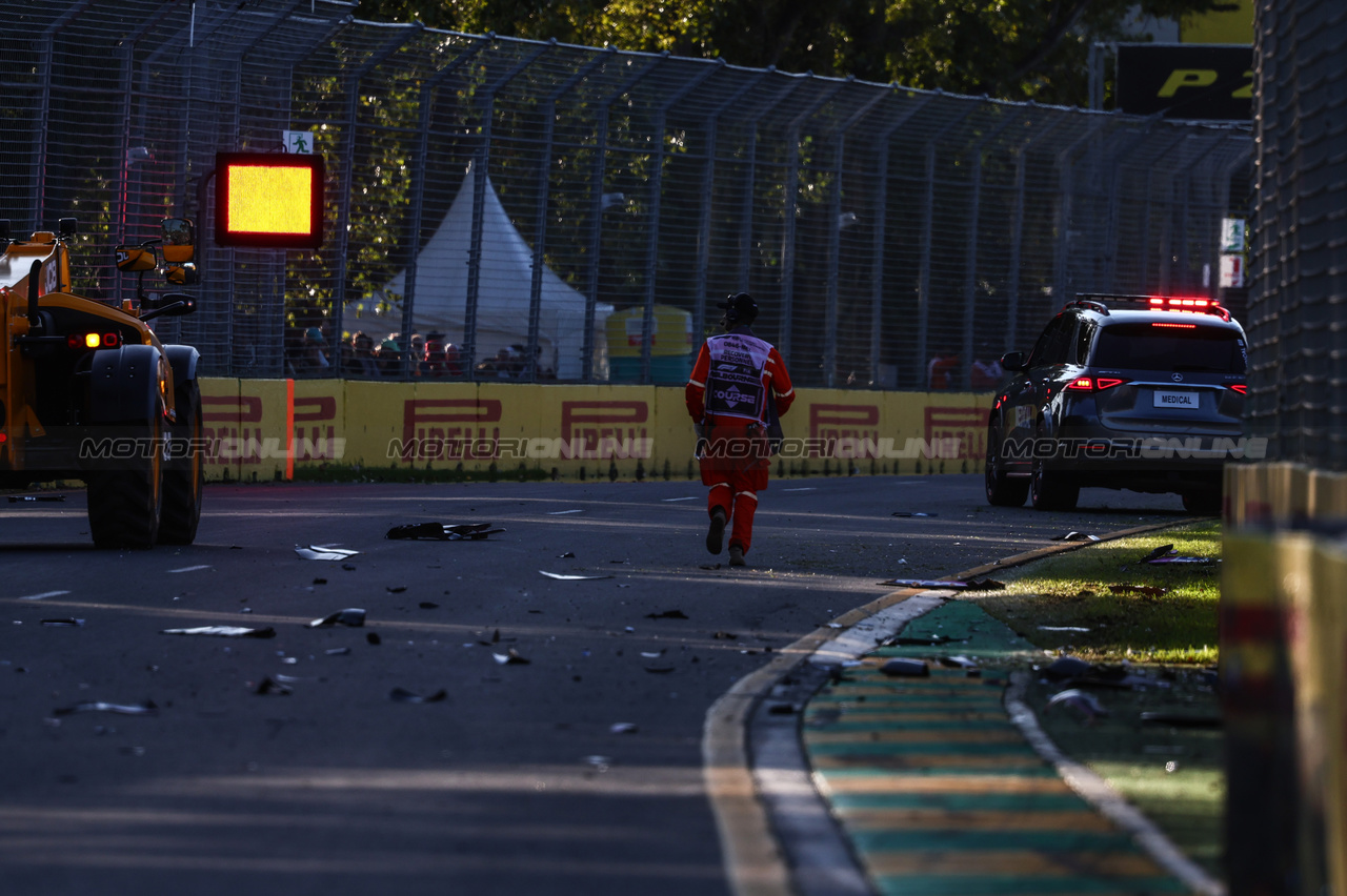 GP AUSTRALIA, Crash betwenn Pierre Gasly (FRA), Alpine F1 Team e Esteban Ocon (FRA), Alpine F1 Team 
02.04.2023. Formula 1 World Championship, Rd 3, Australian Grand Prix, Albert Park, Melbourne, Australia, Gara Day.
- www.xpbimages.com, EMail: requests@xpbimages.com ¬© Copyright: Charniaux / XPB Images