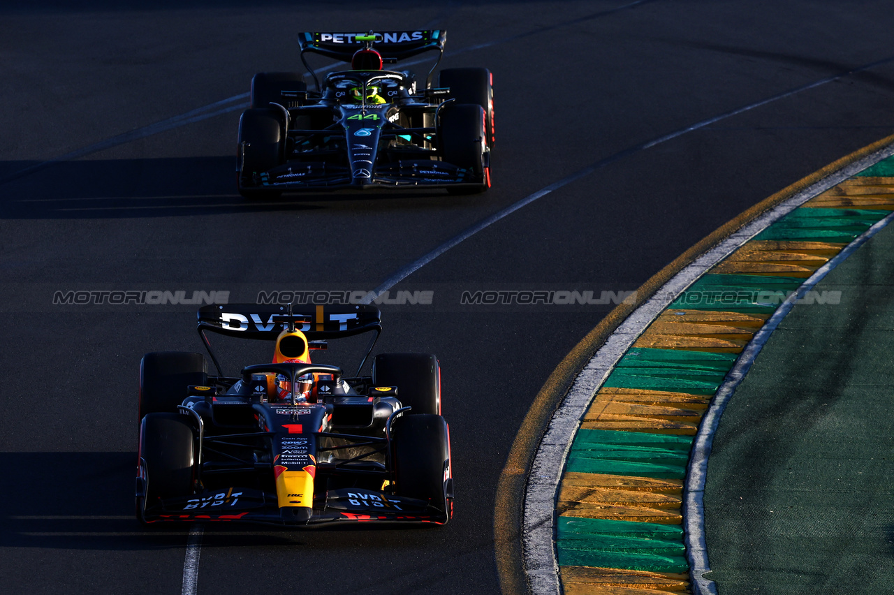 GP AUSTRALIA, Max Verstappen (NLD), Red Bull Racing e Lewis Hamilton (GBR), Mercedes AMG F1  
02.04.2023. Formula 1 World Championship, Rd 3, Australian Grand Prix, Albert Park, Melbourne, Australia, Gara Day.
- www.xpbimages.com, EMail: requests@xpbimages.com ¬© Copyright: Charniaux / XPB Images
