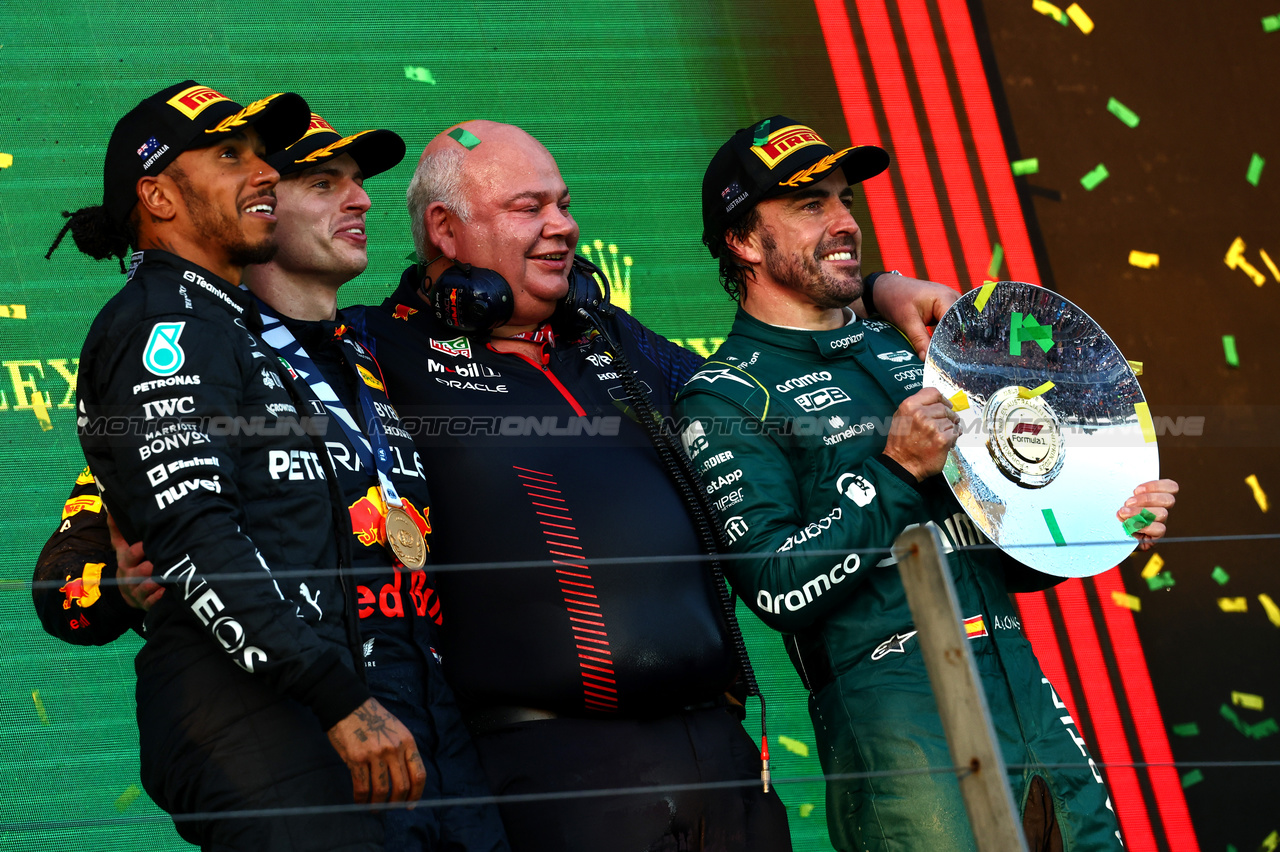 GP AUSTRALIA, Lewis Hamilton (GBR), Mercedes AMG F1  Max Verstappen (NLD), Red Bull Racing e Fernando Alonso (ESP), Aston Martin Racing 
02.04.2023. Formula 1 World Championship, Rd 3, Australian Grand Prix, Albert Park, Melbourne, Australia, Gara Day.
- www.xpbimages.com, EMail: requests@xpbimages.com ¬© Copyright: Charniaux / XPB Images