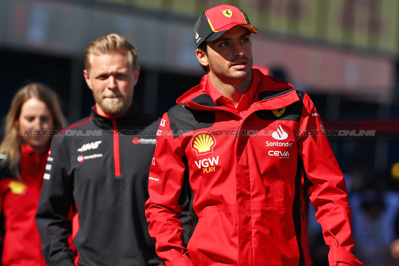 GP AUSTRALIA, Carlos Sainz Jr (ESP) Ferrari on the drivers' parade.

02.04.2023. Formula 1 World Championship, Rd 3, Australian Grand Prix, Albert Park, Melbourne, Australia, Gara Day.

- www.xpbimages.com, EMail: requests@xpbimages.com ¬© Copyright: Batchelor / XPB Images