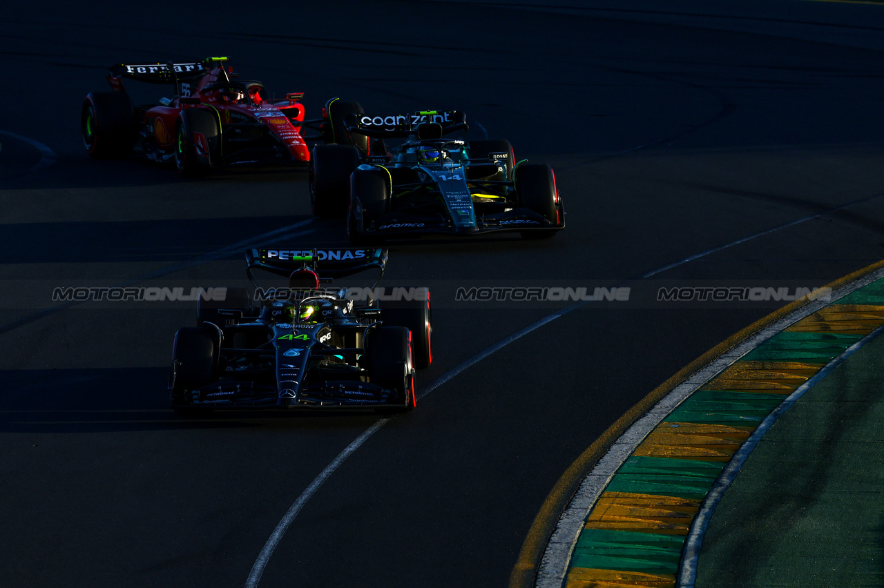 GP AUSTRALIA, Lewis Hamilton (GBR), Mercedes AMG F1  Fernando Alonso (ESP), Aston Martin Racing e Carlos Sainz Jr (ESP), Ferrari 
02.04.2023. Formula 1 World Championship, Rd 3, Australian Grand Prix, Albert Park, Melbourne, Australia, Gara Day.
- www.xpbimages.com, EMail: requests@xpbimages.com ¬© Copyright: Charniaux / XPB Images