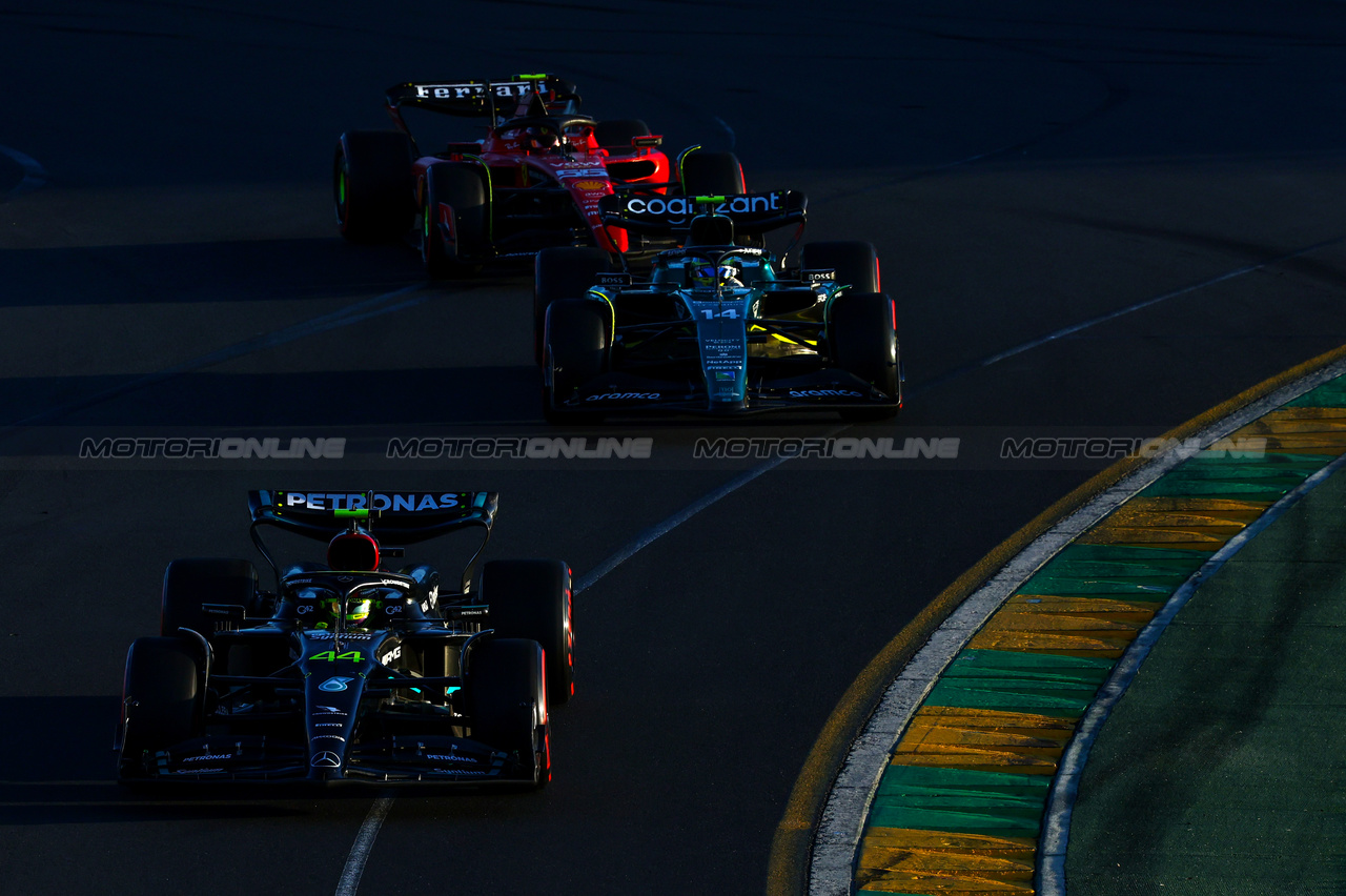 GP AUSTRALIA, Lewis Hamilton (GBR), Mercedes AMG F1  e Fernando Alonso (ESP), Aston Martin Racing 
02.04.2023. Formula 1 World Championship, Rd 3, Australian Grand Prix, Albert Park, Melbourne, Australia, Gara Day.
- www.xpbimages.com, EMail: requests@xpbimages.com ¬© Copyright: Charniaux / XPB Images