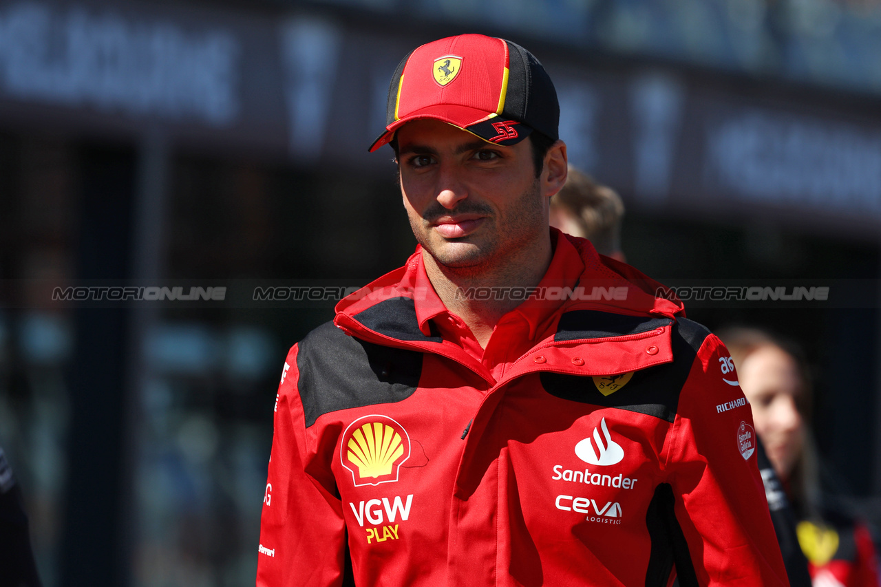 GP AUSTRALIA, Carlos Sainz Jr (ESP) Ferrari on the drivers' parade.

02.04.2023. Formula 1 World Championship, Rd 3, Australian Grand Prix, Albert Park, Melbourne, Australia, Gara Day.

- www.xpbimages.com, EMail: requests@xpbimages.com ¬© Copyright: Batchelor / XPB Images
