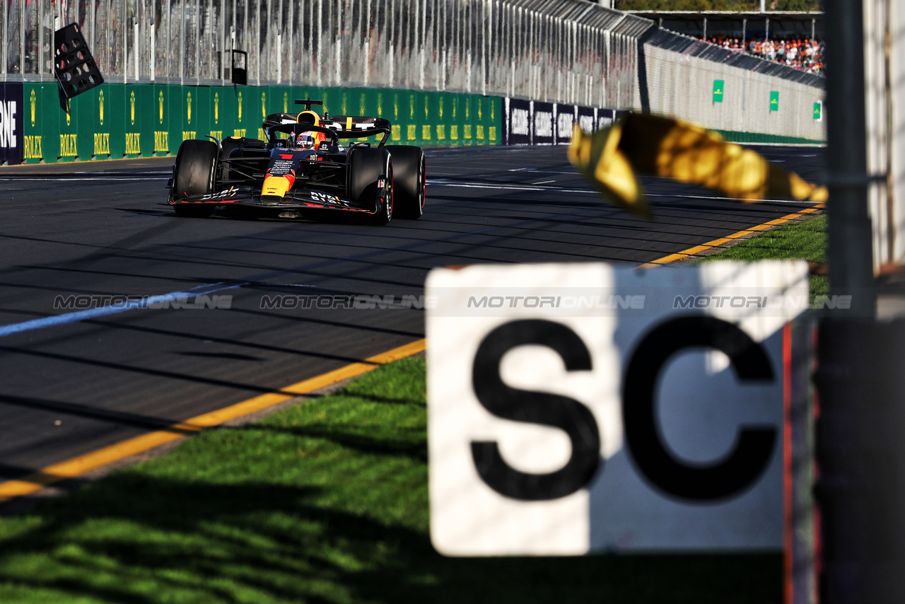 GP AUSTRALIA, Max Verstappen (NLD) Red Bull Racing RB19 as the FIA Safety Car is called out.

02.04.2023. Formula 1 World Championship, Rd 3, Australian Grand Prix, Albert Park, Melbourne, Australia, Gara Day.

- www.xpbimages.com, EMail: requests@xpbimages.com ¬© Copyright: Moy / XPB Images
