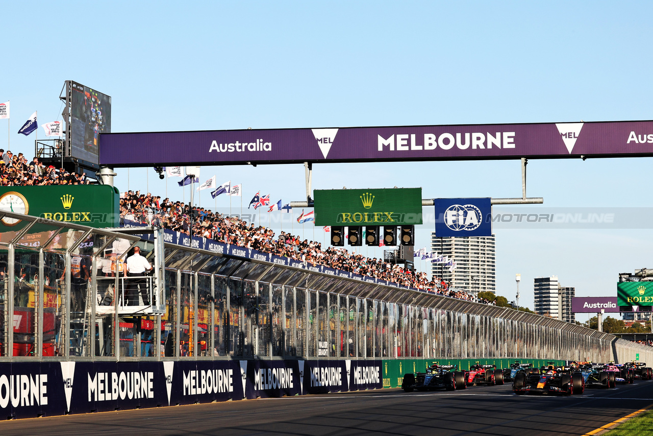GP AUSTRALIA, Max Verstappen (NLD) Red Bull Racing RB19 e Lewis Hamilton (GBR) Mercedes AMG F1 W14 at the second repartenza of the race.

02.04.2023. Formula 1 World Championship, Rd 3, Australian Grand Prix, Albert Park, Melbourne, Australia, Gara Day.

- www.xpbimages.com, EMail: requests@xpbimages.com ¬© Copyright: Moy / XPB Images