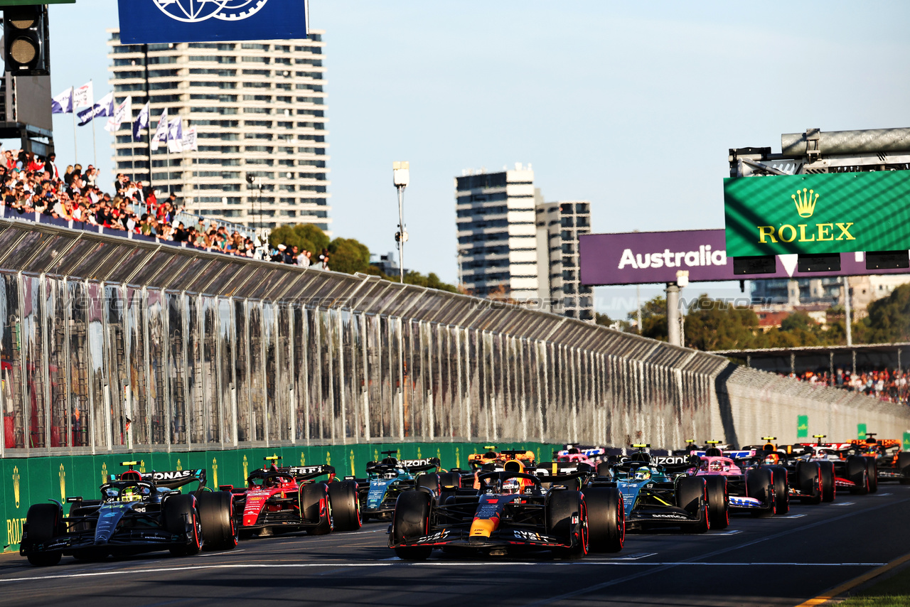 GP AUSTRALIA, Max Verstappen (NLD) Red Bull Racing RB19 e Lewis Hamilton (GBR) Mercedes AMG F1 W14 at the second repartenza of the race.

02.04.2023. Formula 1 World Championship, Rd 3, Australian Grand Prix, Albert Park, Melbourne, Australia, Gara Day.

- www.xpbimages.com, EMail: requests@xpbimages.com ¬© Copyright: Moy / XPB Images
