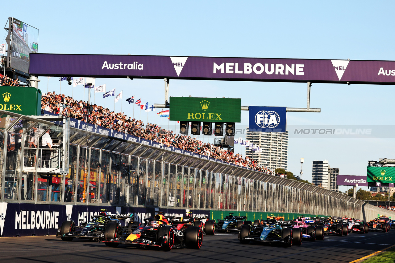 GP AUSTRALIA, Max Verstappen (NLD) Red Bull Racing RB19 e Lewis Hamilton (GBR) Mercedes AMG F1 W14 at the second repartenza of the race.

02.04.2023. Formula 1 World Championship, Rd 3, Australian Grand Prix, Albert Park, Melbourne, Australia, Gara Day.

- www.xpbimages.com, EMail: requests@xpbimages.com ¬© Copyright: Moy / XPB Images