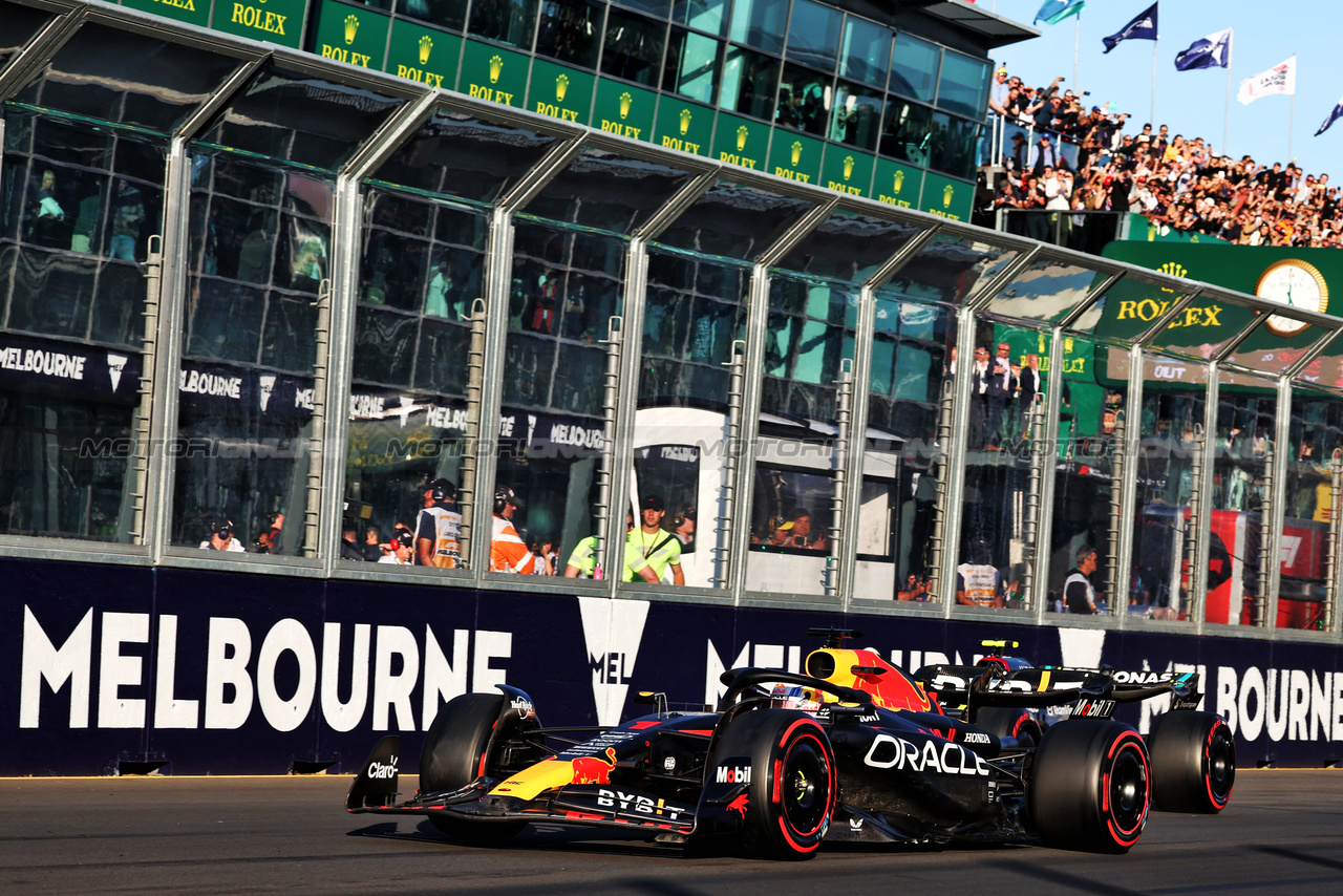 GP AUSTRALIA, Max Verstappen (NLD) Red Bull Racing RB19 e Lewis Hamilton (GBR) Mercedes AMG F1 W14 at the second repartenza of the race.

02.04.2023. Formula 1 World Championship, Rd 3, Australian Grand Prix, Albert Park, Melbourne, Australia, Gara Day.

- www.xpbimages.com, EMail: requests@xpbimages.com ¬© Copyright: Moy / XPB Images