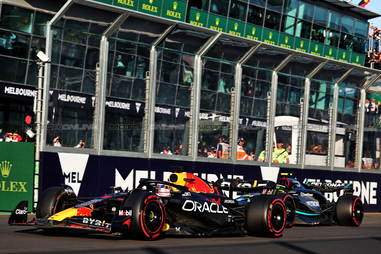 GP AUSTRALIA, Max Verstappen (NLD) Red Bull Racing RB19 e Lewis Hamilton (GBR) Mercedes AMG F1 W14 at the second repartenza of the race.

02.04.2023. Formula 1 World Championship, Rd 3, Australian Grand Prix, Albert Park, Melbourne, Australia, Gara Day.

- www.xpbimages.com, EMail: requests@xpbimages.com ¬© Copyright: Moy / XPB Images