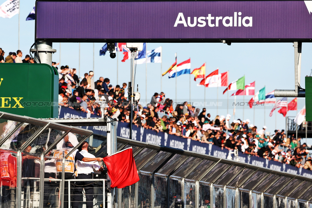 GP AUSTRALIA, Red flag as the race is stopped.

02.04.2023. Formula 1 World Championship, Rd 3, Australian Grand Prix, Albert Park, Melbourne, Australia, Gara Day.

- www.xpbimages.com, EMail: requests@xpbimages.com ¬© Copyright: Moy / XPB Images