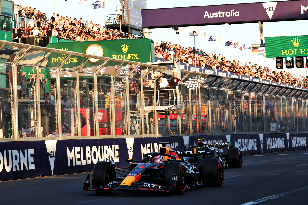 GP AUSTRALIA, Gara winner Max Verstappen (NLD) Red Bull Racing RB19 takes the chequered flag at the end of the race.

02.04.2023. Formula 1 World Championship, Rd 3, Australian Grand Prix, Albert Park, Melbourne, Australia, Gara Day.

- www.xpbimages.com, EMail: requests@xpbimages.com ¬© Copyright: Moy / XPB Images