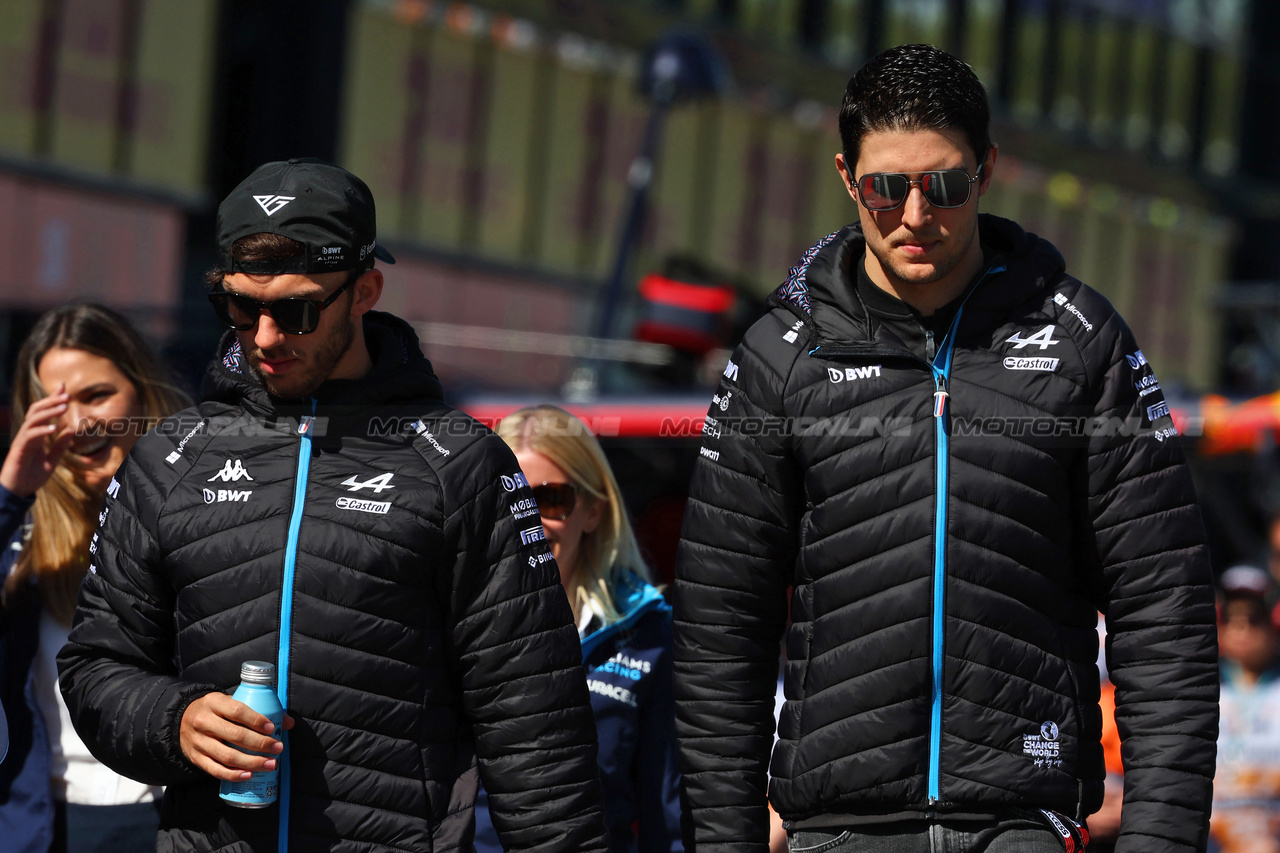 GP AUSTRALIA, (L to R): Pierre Gasly (FRA) Alpine F1 Team e Esteban Ocon (FRA) Alpine F1 Team on the drivers' parade.

02.04.2023. Formula 1 World Championship, Rd 3, Australian Grand Prix, Albert Park, Melbourne, Australia, Gara Day.

- www.xpbimages.com, EMail: requests@xpbimages.com ¬© Copyright: Batchelor / XPB Images