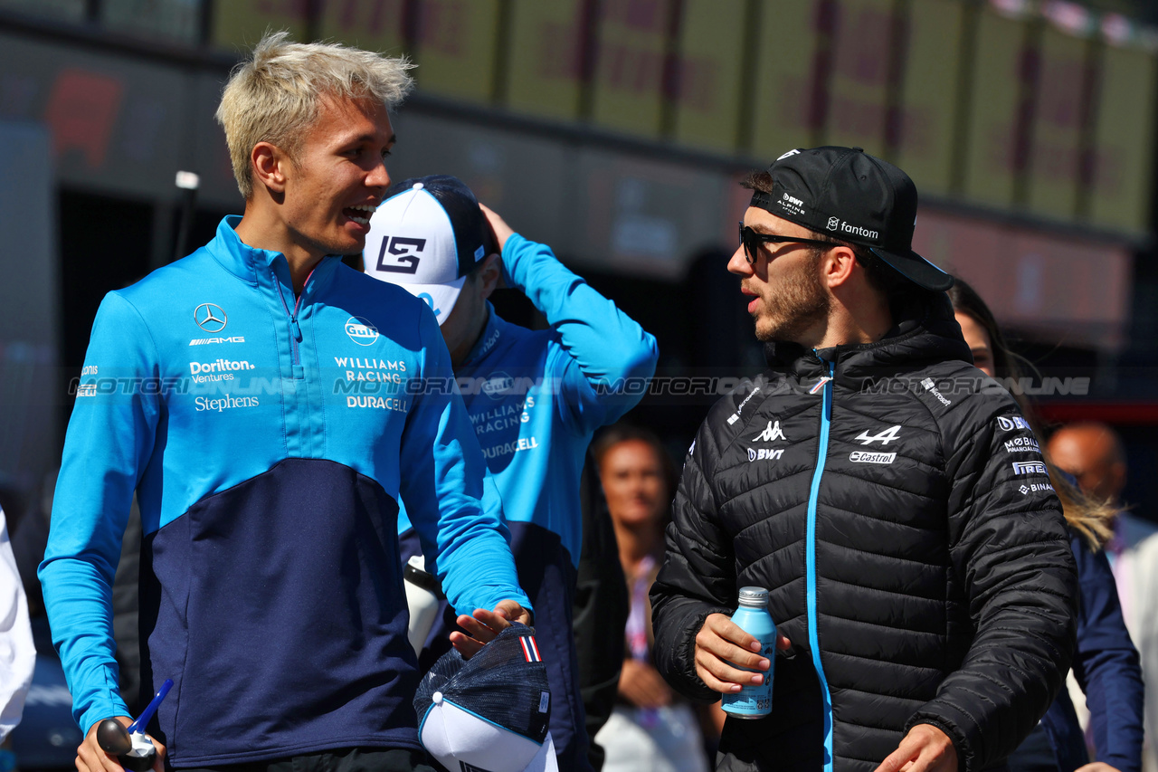 GP AUSTRALIA, (L to R): Alexander Albon (THA) Williams Racing e Pierre Gasly (FRA) Alpine F1 Team on the drivers' parade.

02.04.2023. Formula 1 World Championship, Rd 3, Australian Grand Prix, Albert Park, Melbourne, Australia, Gara Day.

- www.xpbimages.com, EMail: requests@xpbimages.com ¬© Copyright: Batchelor / XPB Images