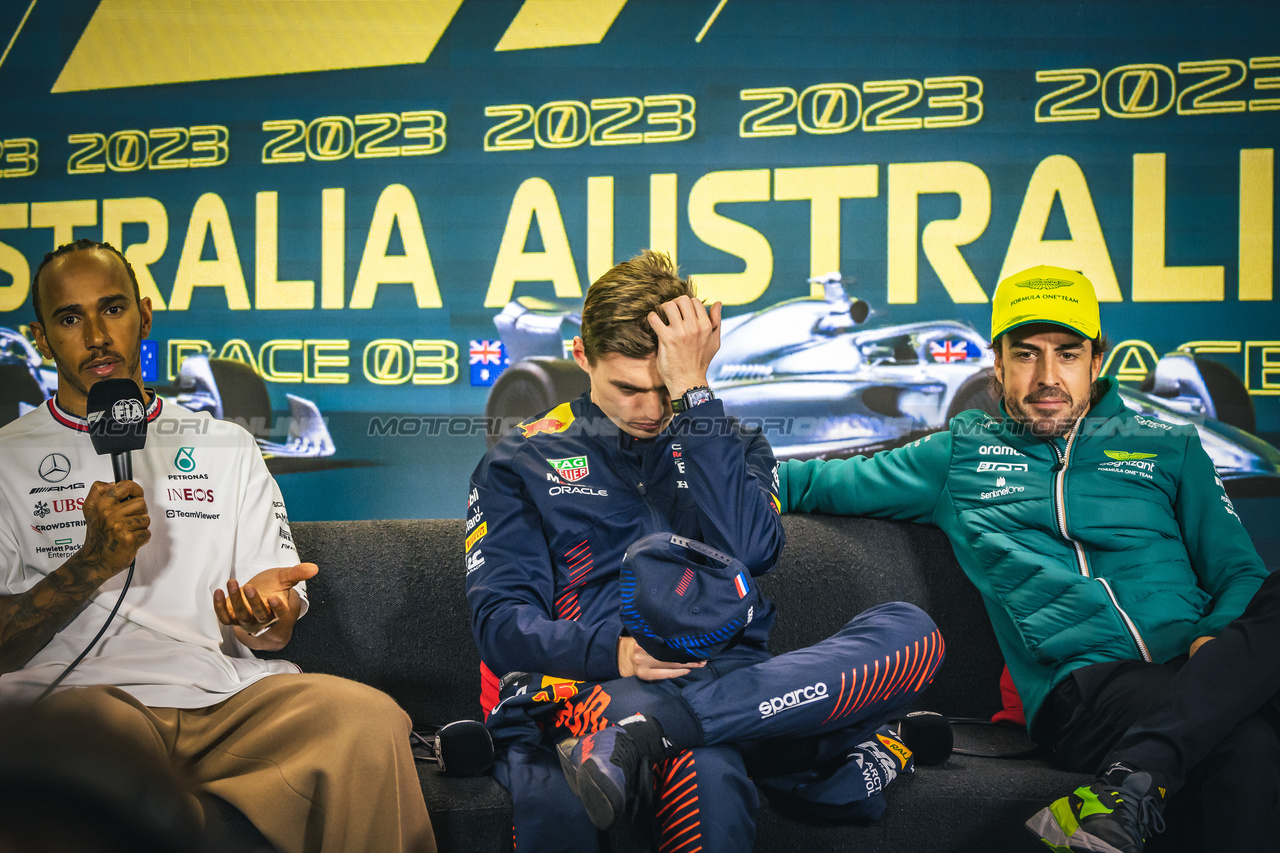 GP AUSTRALIA, (L to R): Lewis Hamilton (GBR) Mercedes AMG F1; Max Verstappen (NLD) Red Bull Racing; e Fernando Alonso (ESP) Aston Martin F1 Team, in the post race FIA Press Conference.

02.04.2023. Formula 1 World Championship, Rd 3, Australian Grand Prix, Albert Park, Melbourne, Australia, Gara Day.

- www.xpbimages.com, EMail: requests@xpbimages.com ¬© Copyright: Bearne / XPB Images