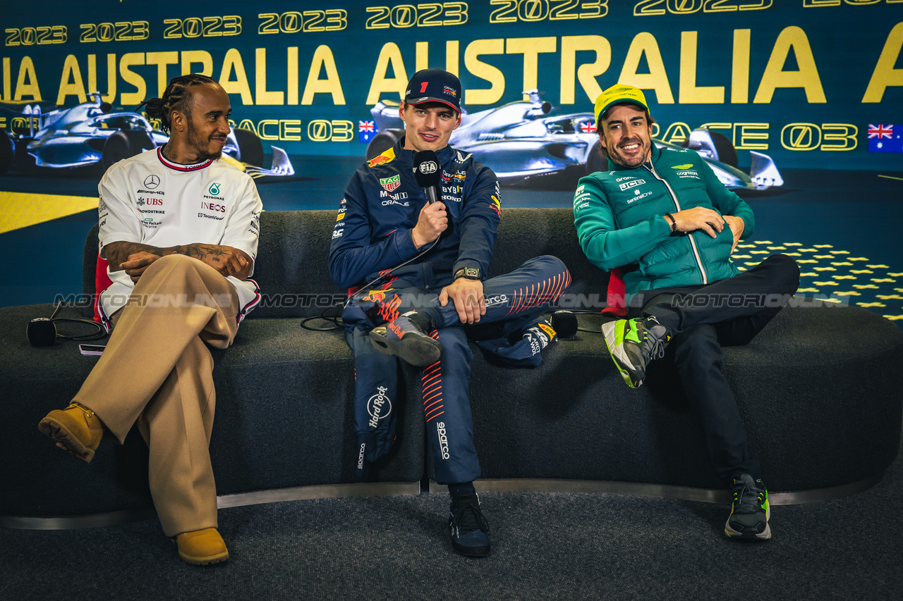 GP AUSTRALIA, (L to R): Lewis Hamilton (GBR) Mercedes AMG F1; Max Verstappen (NLD) Red Bull Racing; e Fernando Alonso (ESP) Aston Martin F1 Team, in the post race FIA Press Conference.

02.04.2023. Formula 1 World Championship, Rd 3, Australian Grand Prix, Albert Park, Melbourne, Australia, Gara Day.

- www.xpbimages.com, EMail: requests@xpbimages.com ¬© Copyright: Bearne / XPB Images
