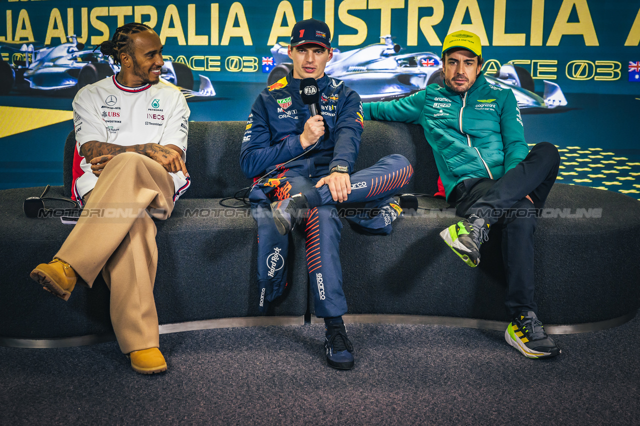 GP AUSTRALIA, (L to R): Lewis Hamilton (GBR) Mercedes AMG F1; Max Verstappen (NLD) Red Bull Racing; e Fernando Alonso (ESP) Aston Martin F1 Team, in the post race FIA Press Conference.

02.04.2023. Formula 1 World Championship, Rd 3, Australian Grand Prix, Albert Park, Melbourne, Australia, Gara Day.

- www.xpbimages.com, EMail: requests@xpbimages.com ¬© Copyright: Bearne / XPB Images