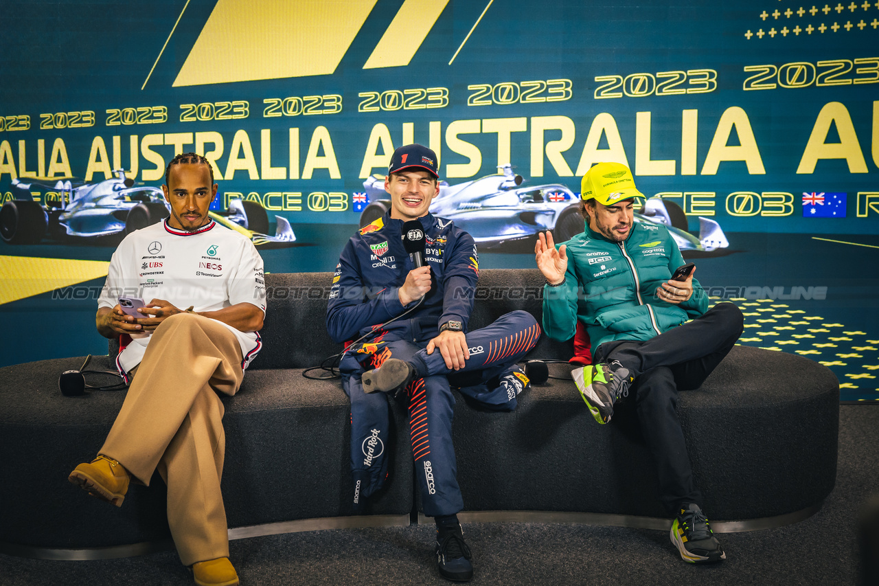 GP AUSTRALIA, (L to R): Lewis Hamilton (GBR) Mercedes AMG F1; Max Verstappen (NLD) Red Bull Racing; e Fernando Alonso (ESP) Aston Martin F1 Team, in the post race FIA Press Conference.

02.04.2023. Formula 1 World Championship, Rd 3, Australian Grand Prix, Albert Park, Melbourne, Australia, Gara Day.

- www.xpbimages.com, EMail: requests@xpbimages.com ¬© Copyright: Bearne / XPB Images