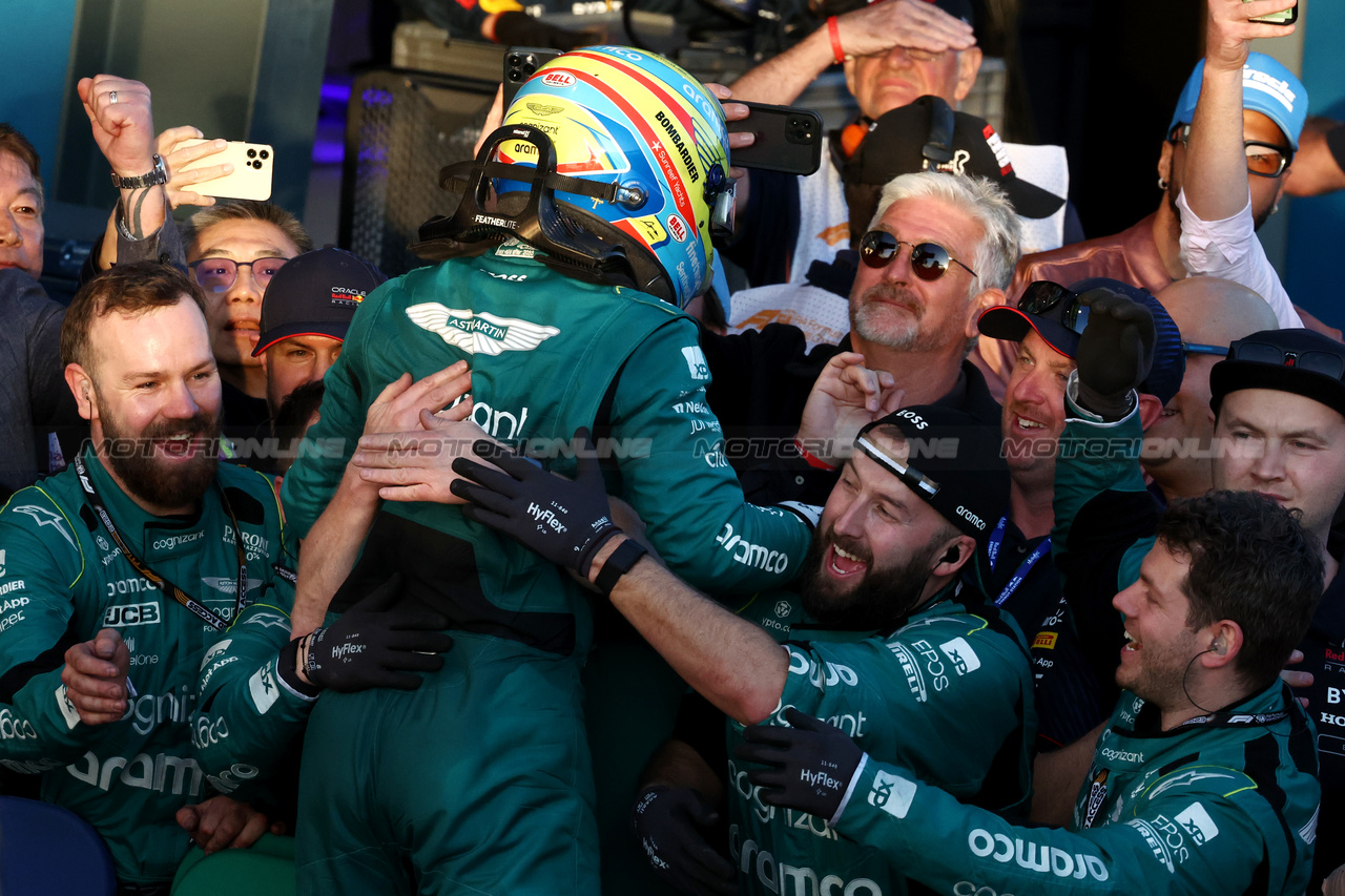 GP AUSTRALIA, Fernando Alonso (ESP) Aston Martin F1 Team celebrates his third position with the team in parc ferme.

02.04.2023. Formula 1 World Championship, Rd 3, Australian Grand Prix, Albert Park, Melbourne, Australia, Gara Day.

- www.xpbimages.com, EMail: requests@xpbimages.com ¬© Copyright: Moy / XPB Images