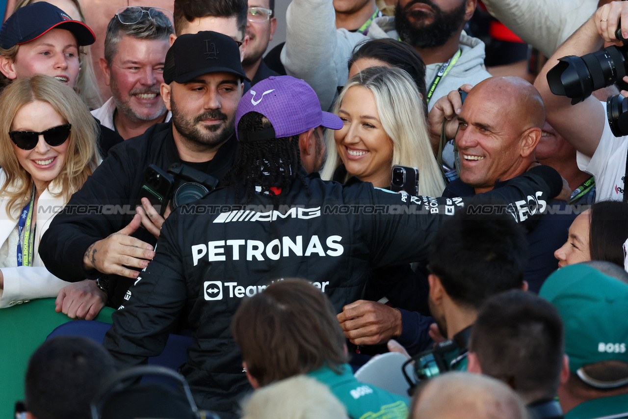 GP AUSTRALIA, Lewis Hamilton (GBR) Mercedes AMG F1 celebrates his second position in parc ferme with Kylie Minogue (AUS) Singer e Kelly Slater (USA) Surfer.



02.04.2023. Formula 1 World Championship, Rd 3, Australian Grand Prix, Albert Park, Melbourne, Australia, Gara Day.

- www.xpbimages.com, EMail: requests@xpbimages.com ¬© Copyright: Moy / XPB Images