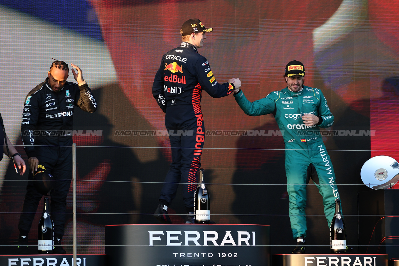 GP AUSTRALIA, The podium (L to R): Lewis Hamilton (GBR) Mercedes AMG F1, second; Max Verstappen (NLD) Red Bull Racing, vincitore; Fernando Alonso (ESP) Aston Martin F1 Team, third.

02.04.2023. Formula 1 World Championship, Rd 3, Australian Grand Prix, Albert Park, Melbourne, Australia, Gara Day.

- www.xpbimages.com, EMail: requests@xpbimages.com ¬© Copyright: Moy / XPB Images