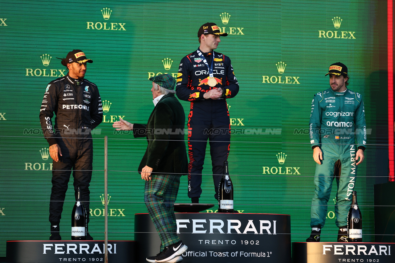 GP AUSTRALIA, The podium (L to R): Lewis Hamilton (GBR) Mercedes AMG F1, second; Max Verstappen (NLD) Red Bull Racing, vincitore; Fernando Alonso (ESP) Aston Martin F1 Team, third.

02.04.2023. Formula 1 World Championship, Rd 3, Australian Grand Prix, Albert Park, Melbourne, Australia, Gara Day.

- www.xpbimages.com, EMail: requests@xpbimages.com ¬© Copyright: Moy / XPB Images
