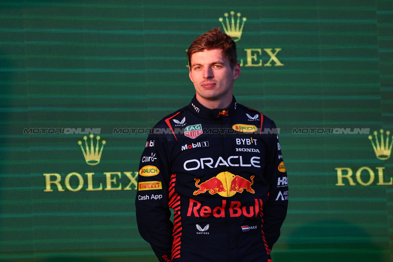 GP AUSTRALIA, Gara winner Max Verstappen (NLD) Red Bull Racing on the podium.

02.04.2023. Formula 1 World Championship, Rd 3, Australian Grand Prix, Albert Park, Melbourne, Australia, Gara Day.

- www.xpbimages.com, EMail: requests@xpbimages.com ¬© Copyright: Moy / XPB Images