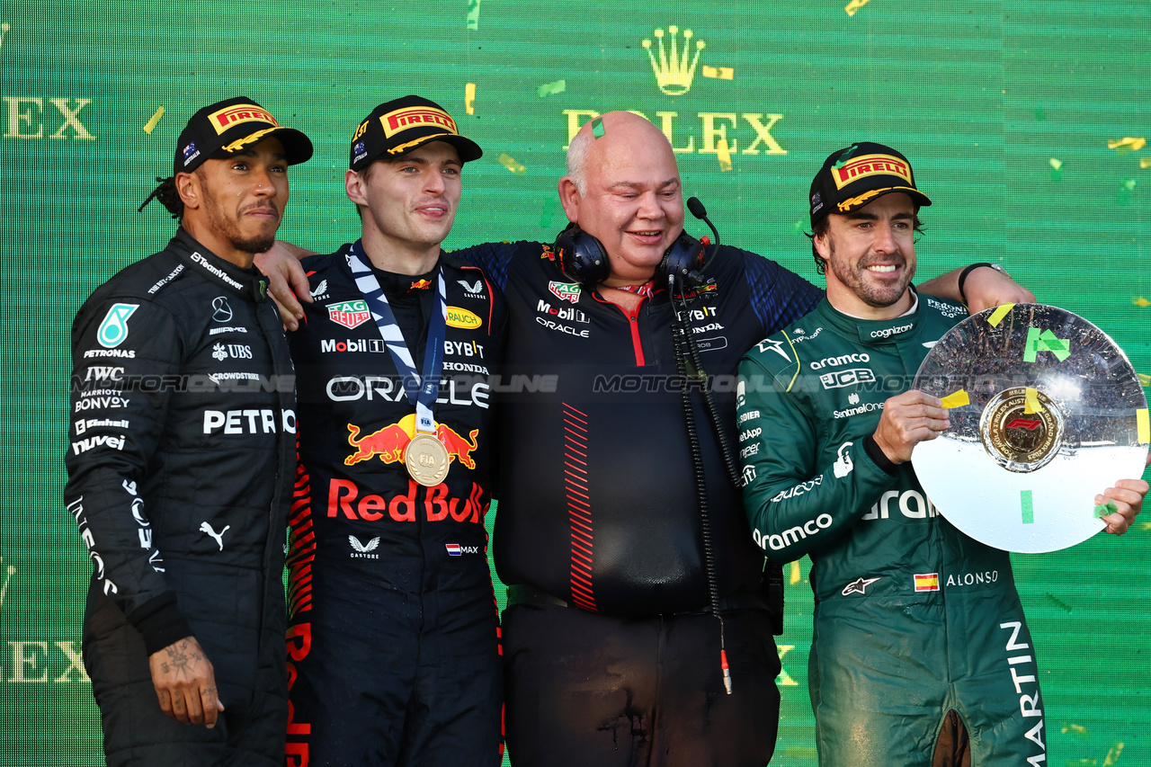 GP AUSTRALIA, The podium (L to R): Lewis Hamilton (GBR) Mercedes AMG F1, second; Max Verstappen (NLD) Red Bull Racing, vincitore; Rob Marshall (GBR) Red Bull Racing Chief Engineering Officer; Fernando Alonso (ESP) Aston Martin F1 Team, third.

02.04.2023. Formula 1 World Championship, Rd 3, Australian Grand Prix, Albert Park, Melbourne, Australia, Gara Day.

- www.xpbimages.com, EMail: requests@xpbimages.com ¬© Copyright: Moy / XPB Images