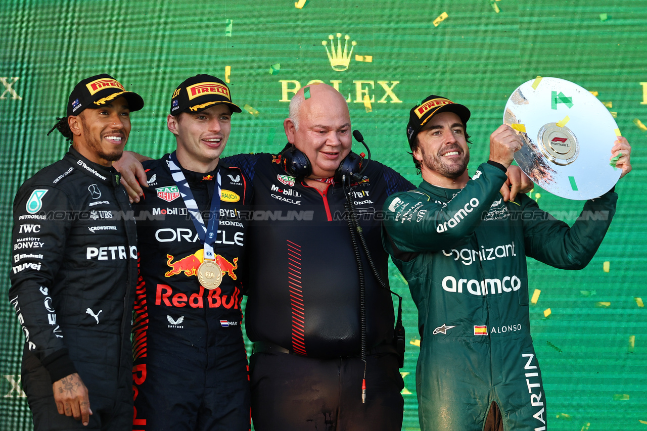 GP AUSTRALIA, The podium (L to R): Lewis Hamilton (GBR) Mercedes AMG F1, second; Max Verstappen (NLD) Red Bull Racing, vincitore; Rob Marshall (GBR) Red Bull Racing Chief Engineering Officer; Fernando Alonso (ESP) Aston Martin F1 Team, third.

02.04.2023. Formula 1 World Championship, Rd 3, Australian Grand Prix, Albert Park, Melbourne, Australia, Gara Day.

- www.xpbimages.com, EMail: requests@xpbimages.com ¬© Copyright: Moy / XPB Images
