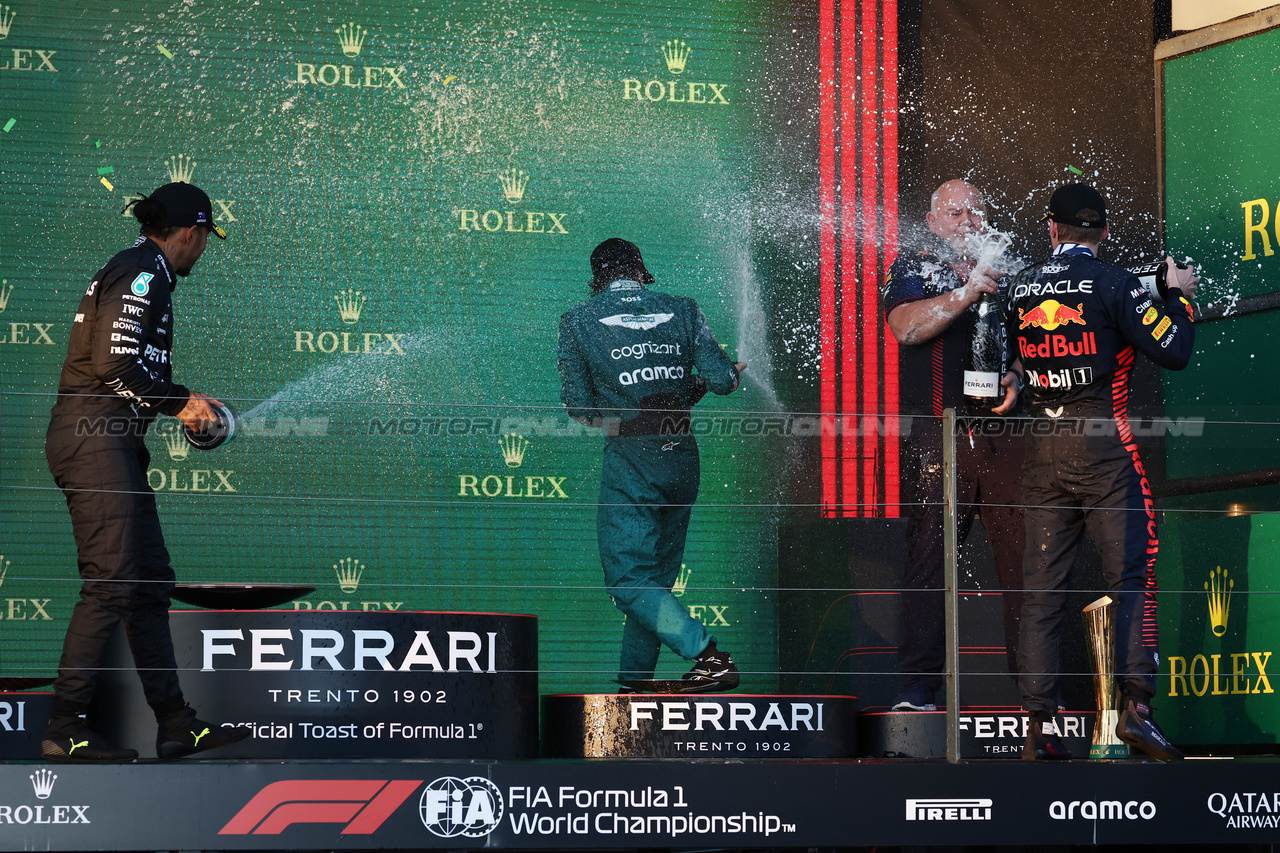 GP AUSTRALIA, The podium (L to R): Lewis Hamilton (GBR) Mercedes AMG F1, second; Max Verstappen (NLD) Red Bull Racing, vincitore; Fernando Alonso (ESP) Aston Martin F1 Team, third.

02.04.2023. Formula 1 World Championship, Rd 3, Australian Grand Prix, Albert Park, Melbourne, Australia, Gara Day.

- www.xpbimages.com, EMail: requests@xpbimages.com ¬© Copyright: Moy / XPB Images