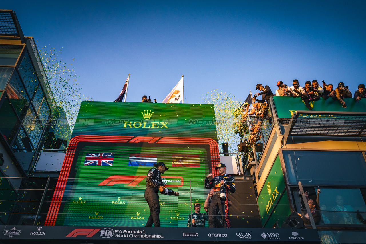 GP AUSTRALIA, (L to R): Third placed Lewis Hamilton (GBR) Mercedes AMG F1 celebrates with vincitore Max Verstappen (NLD) Red Bull Racing on the podium.

02.04.2023. Formula 1 World Championship, Rd 3, Australian Grand Prix, Albert Park, Melbourne, Australia, Gara Day.

- www.xpbimages.com, EMail: requests@xpbimages.com ¬© Copyright: Bearne / XPB Images