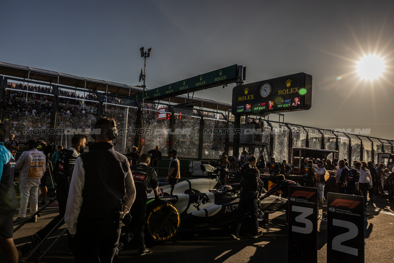 GP AUSTRALIA, Nyck de Vries (NLD) AlphaTauri AT04 in parc ferme.

02.04.2023. Formula 1 World Championship, Rd 3, Australian Grand Prix, Albert Park, Melbourne, Australia, Gara Day.

- www.xpbimages.com, EMail: requests@xpbimages.com ¬© Copyright: Bearne / XPB Images