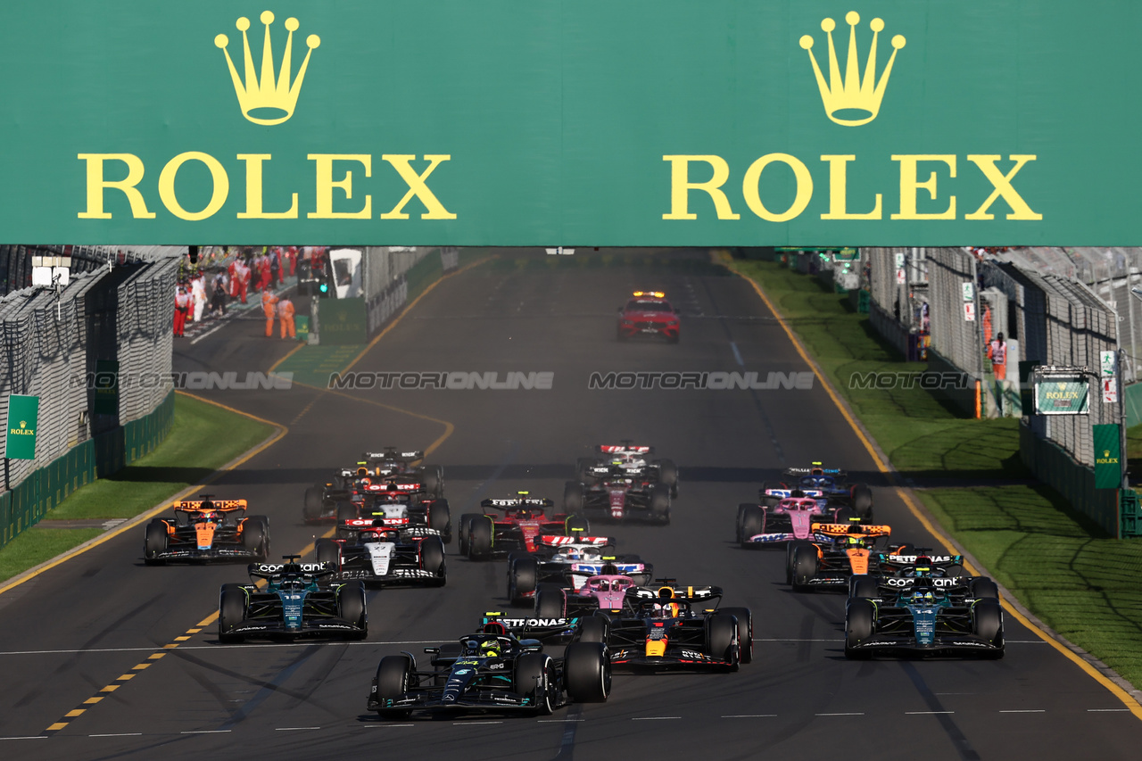 GP AUSTRALIA, Lewis Hamilton (GBR) Mercedes AMG F1 W14 davanti a at the repartenza of the race.

02.04.2023. Formula 1 World Championship, Rd 3, Australian Grand Prix, Albert Park, Melbourne, Australia, Gara Day.

- www.xpbimages.com, EMail: requests@xpbimages.com ¬© Copyright: Moy / XPB Images