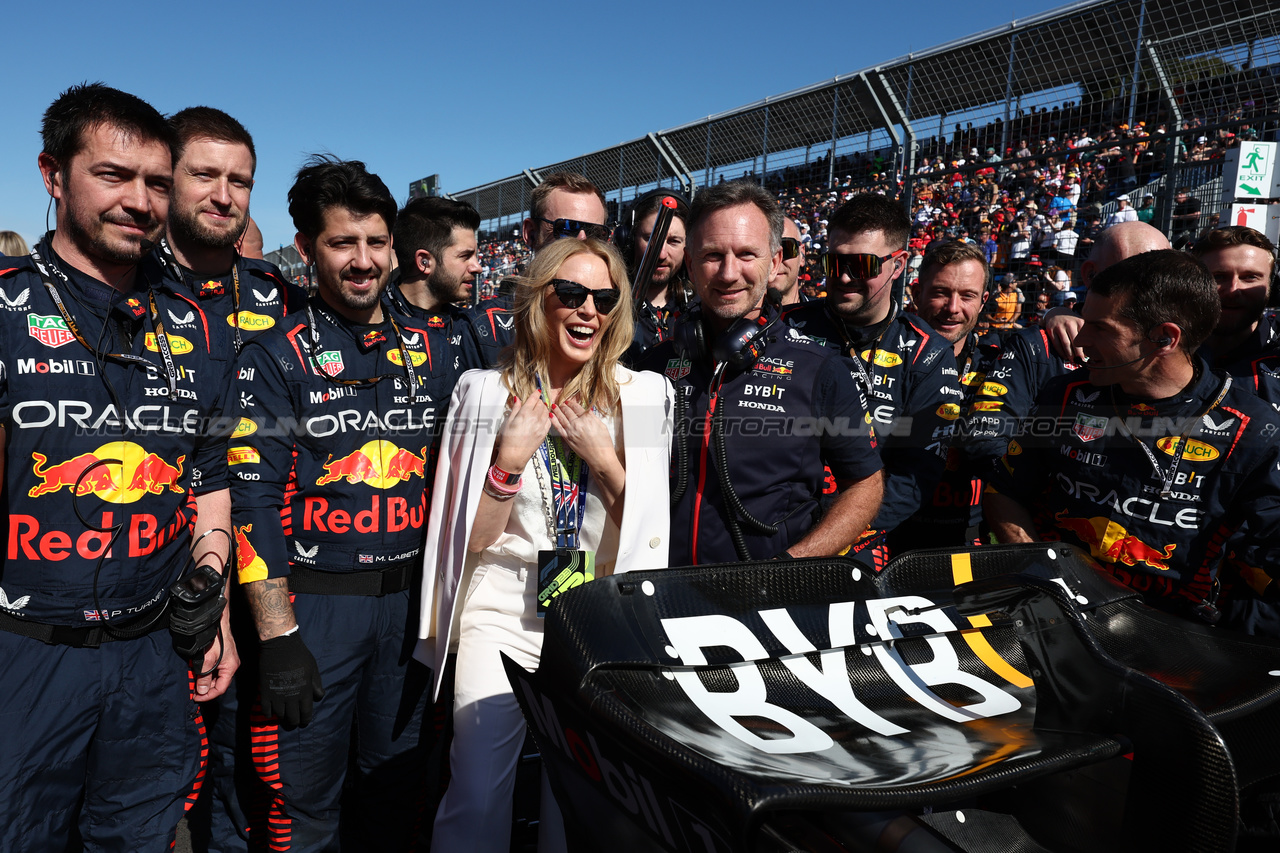 GP AUSTRALIA, Kylie Minogue (AUS) Singer with Red Bull Racing on the grid.

02.04.2023. Formula 1 World Championship, Rd 3, Australian Grand Prix, Albert Park, Melbourne, Australia, Gara Day.

- www.xpbimages.com, EMail: requests@xpbimages.com ¬© Copyright: Moy / XPB Images