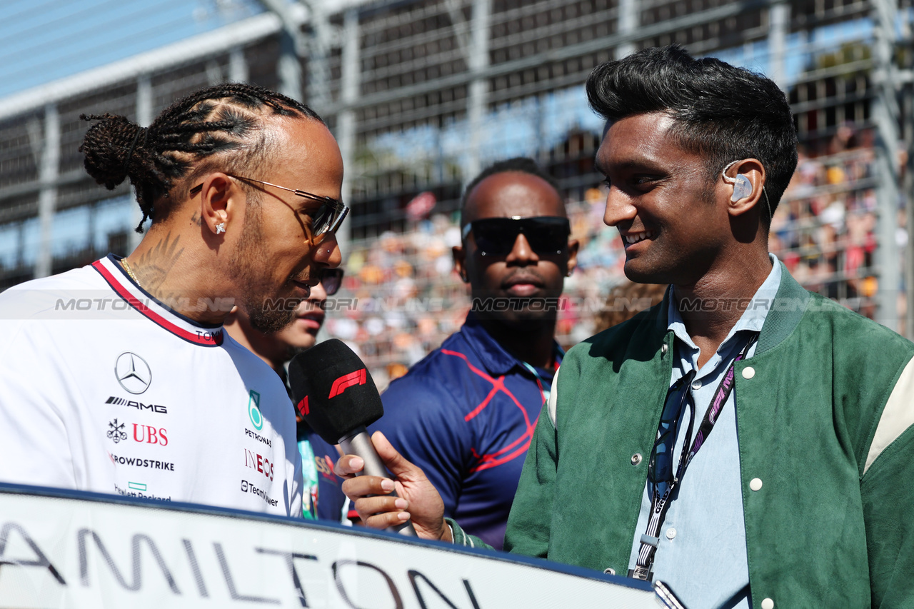 GP AUSTRALIA, (L to R): Lewis Hamilton (GBR) Mercedes AMG F1 with Lawrence Barretto (GBR) Formula 1 Senior Writer Editor on the drivers' parade.

02.04.2023. Formula 1 World Championship, Rd 3, Australian Grand Prix, Albert Park, Melbourne, Australia, Gara Day.

- www.xpbimages.com, EMail: requests@xpbimages.com ¬© Copyright: Moy / XPB Images
