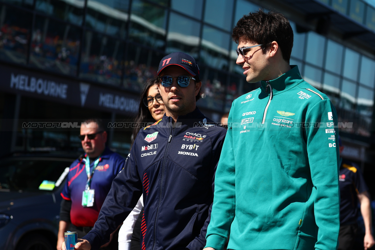 GP AUSTRALIA, (L to R): Sergio Perez (MEX) Red Bull Racing e Lance Stroll (CDN) Aston Martin F1 Team on the drivers' parade.

02.04.2023. Formula 1 World Championship, Rd 3, Australian Grand Prix, Albert Park, Melbourne, Australia, Gara Day.

- www.xpbimages.com, EMail: requests@xpbimages.com ¬© Copyright: Batchelor / XPB Images