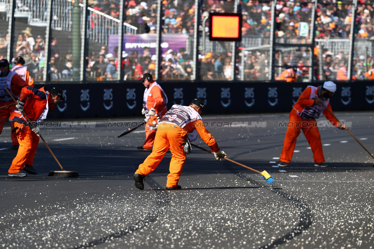 GP AUSTRALIA, Marshals sweep clear the gravel left by Alexander Albon (THA) Williams Racing that brought out the red flag.

02.04.2023. Formula 1 World Championship, Rd 3, Australian Grand Prix, Albert Park, Melbourne, Australia, Gara Day.

 - www.xpbimages.com, EMail: requests@xpbimages.com ¬© Copyright: Coates / XPB Images