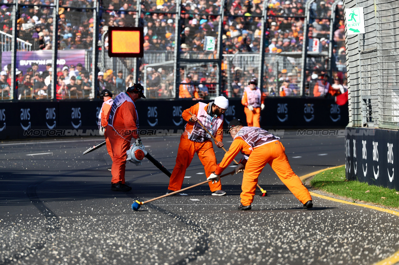 GP AUSTRALIA, Marshals sweep clear the gravel left by Alexander Albon (THA) Williams Racing that brought out the red flag.

02.04.2023. Formula 1 World Championship, Rd 3, Australian Grand Prix, Albert Park, Melbourne, Australia, Gara Day.

 - www.xpbimages.com, EMail: requests@xpbimages.com ¬© Copyright: Coates / XPB Images