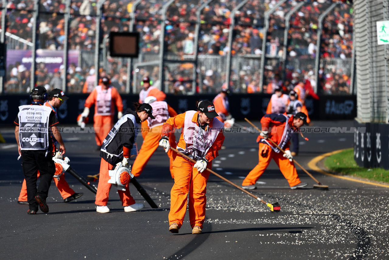 GP AUSTRALIA, Marshals sweep clear the gravel left by Alexander Albon (THA) Williams Racing that brought out the red flag.

02.04.2023. Formula 1 World Championship, Rd 3, Australian Grand Prix, Albert Park, Melbourne, Australia, Gara Day.

 - www.xpbimages.com, EMail: requests@xpbimages.com ¬© Copyright: Coates / XPB Images