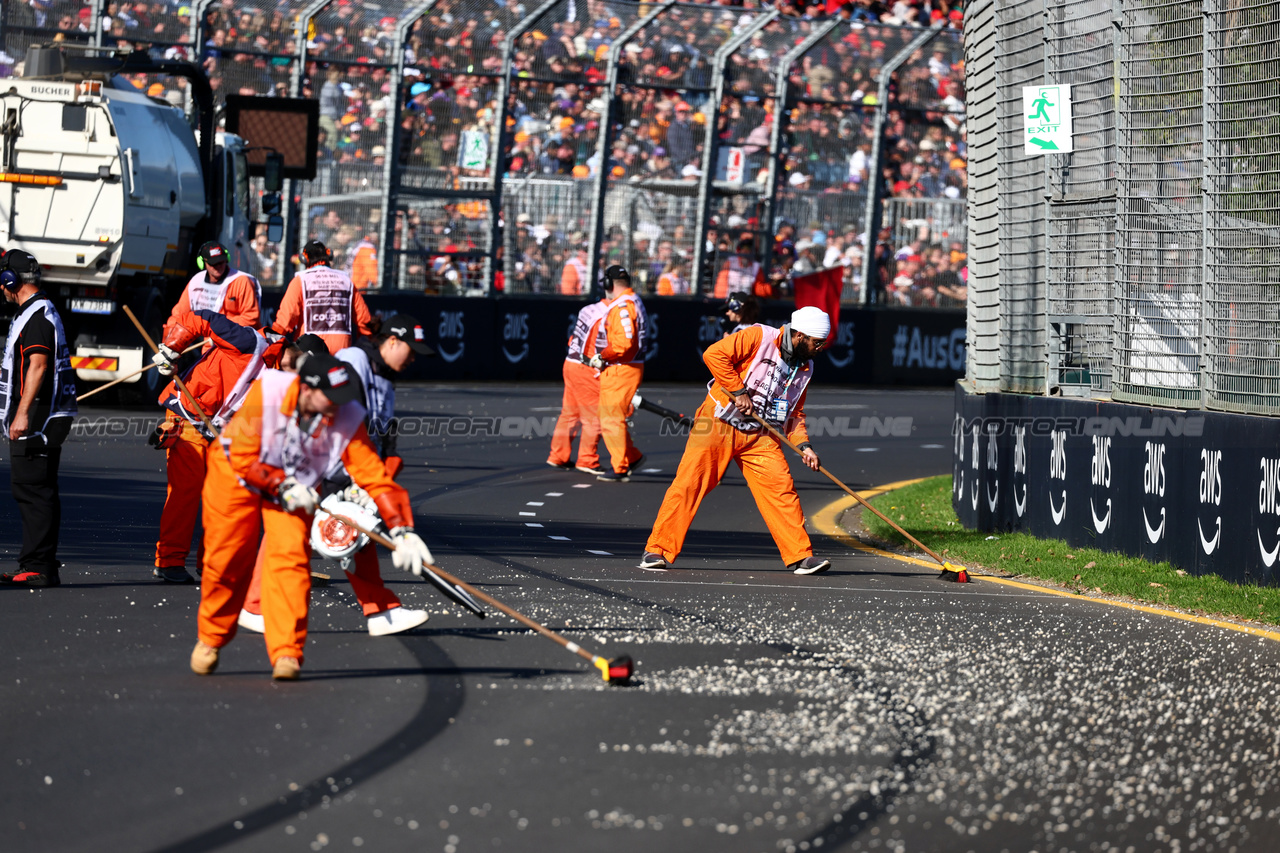 GP AUSTRALIA, Marshals sweep clear the gravel left by Alexander Albon (THA) Williams Racing that brought out the red flag.

02.04.2023. Formula 1 World Championship, Rd 3, Australian Grand Prix, Albert Park, Melbourne, Australia, Gara Day.

 - www.xpbimages.com, EMail: requests@xpbimages.com ¬© Copyright: Coates / XPB Images