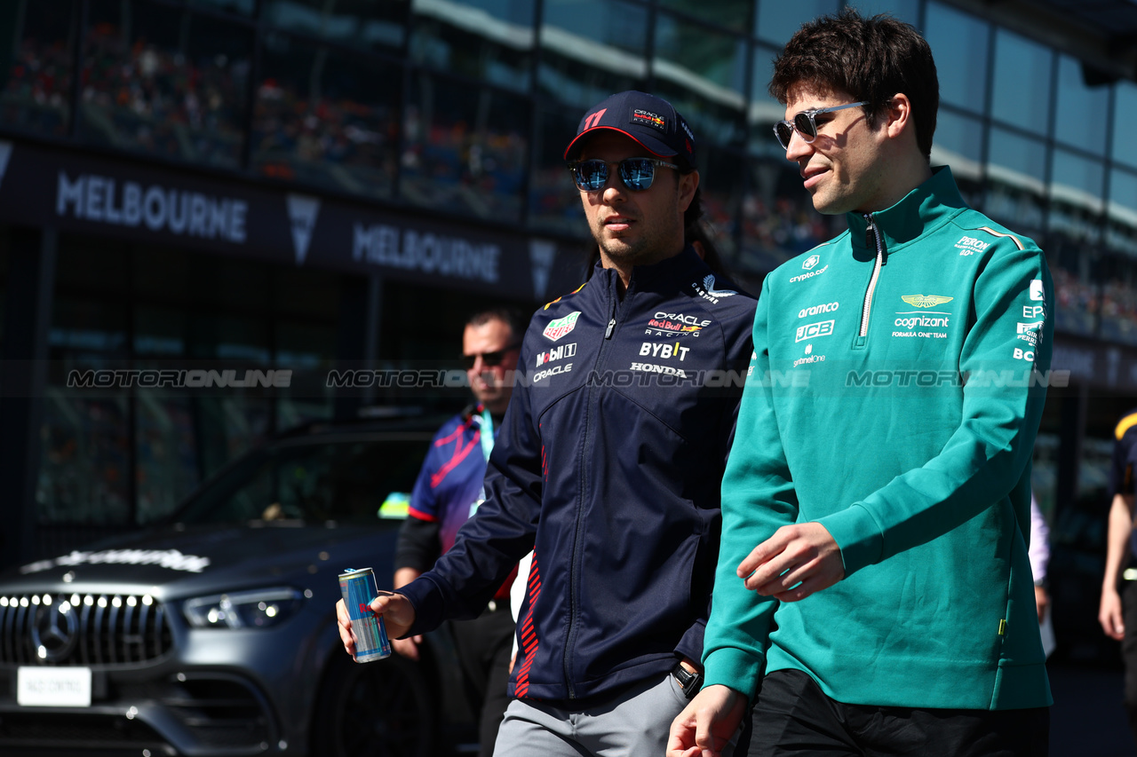 GP AUSTRALIA, (L to R): Sergio Perez (MEX) Red Bull Racing e Lance Stroll (CDN) Aston Martin F1 Team on the drivers' parade.

02.04.2023. Formula 1 World Championship, Rd 3, Australian Grand Prix, Albert Park, Melbourne, Australia, Gara Day.

- www.xpbimages.com, EMail: requests@xpbimages.com ¬© Copyright: Batchelor / XPB Images