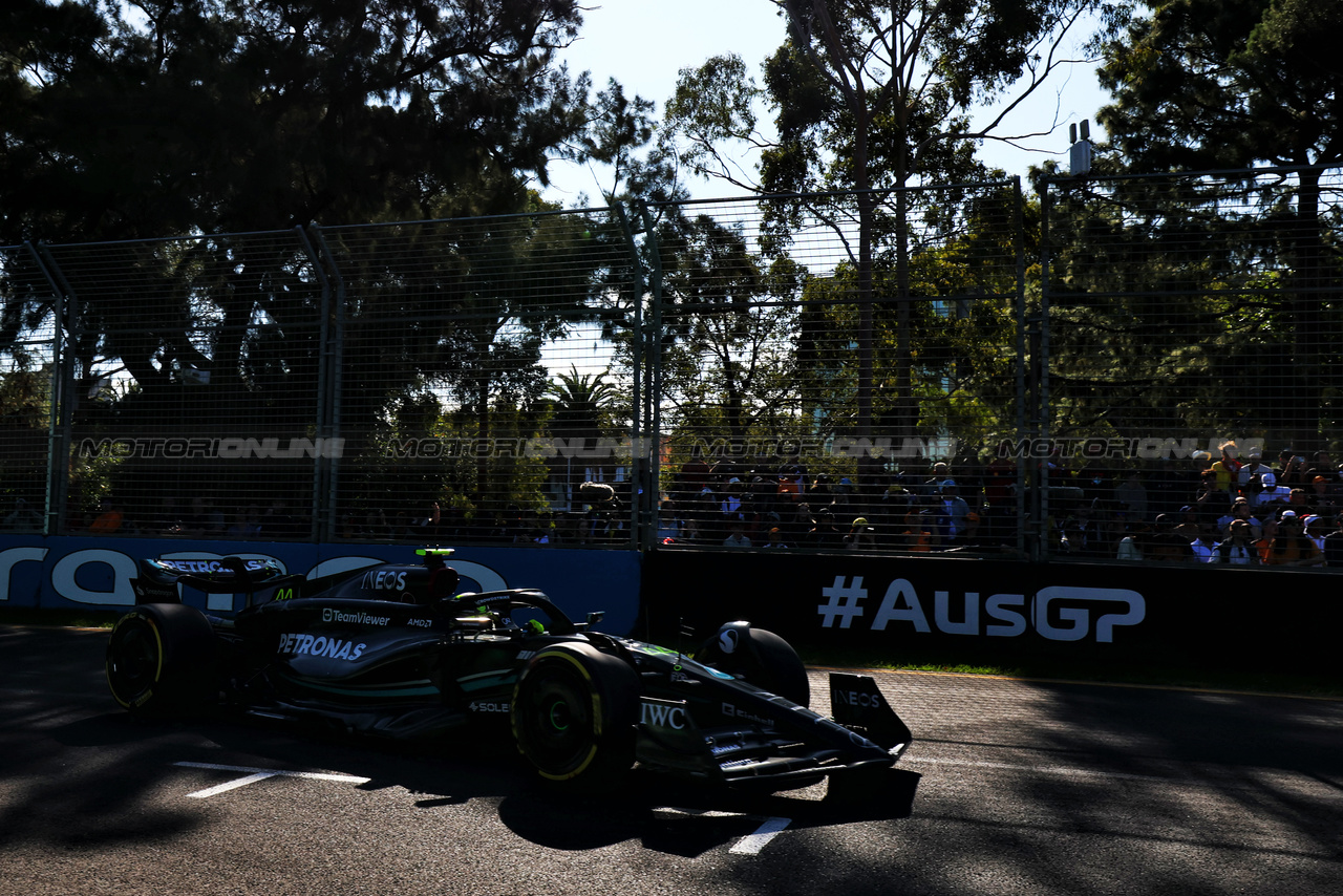 GP AUSTRALIA, Lewis Hamilton (GBR) Mercedes AMG F1 W14.

02.04.2023. Formula 1 World Championship, Rd 3, Australian Grand Prix, Albert Park, Melbourne, Australia, Gara Day.

 - www.xpbimages.com, EMail: requests@xpbimages.com ¬© Copyright: Coates / XPB Images