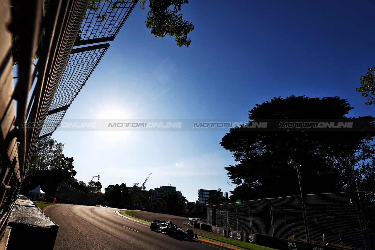 GP AUSTRALIA, Lewis Hamilton (GBR) Mercedes AMG F1 W14.

02.04.2023. Formula 1 World Championship, Rd 3, Australian Grand Prix, Albert Park, Melbourne, Australia, Gara Day.

 - www.xpbimages.com, EMail: requests@xpbimages.com ¬© Copyright: Coates / XPB Images