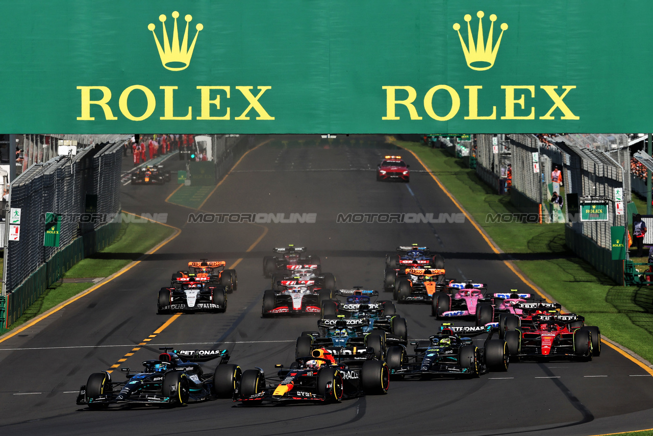 GP AUSTRALIA, George Russell (GBR) Mercedes AMG F1 W14 davanti a Max Verstappen (NLD) Red Bull Racing RB19 at the partenza of the race.

02.04.2023. Formula 1 World Championship, Rd 3, Australian Grand Prix, Albert Park, Melbourne, Australia, Gara Day.

- www.xpbimages.com, EMail: requests@xpbimages.com ¬© Copyright: Moy / XPB Images