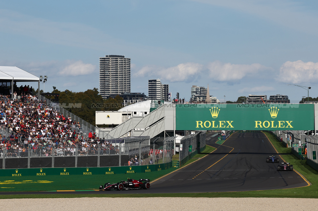 GP AUSTRALIA, Zhou Guanyu (CHN) Alfa Romeo F1 Team C43.

02.04.2023. Formula 1 World Championship, Rd 3, Australian Grand Prix, Albert Park, Melbourne, Australia, Gara Day.

- www.xpbimages.com, EMail: requests@xpbimages.com ¬© Copyright: Moy / XPB Images