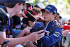 GP AUSTRALIA, Nyck de Vries (NLD) AlphaTauri with fans.
02.04.2023. Formula 1 World Championship, Rd 3, Australian Grand Prix, Albert Park, Melbourne, Australia, Gara Day.
- www.xpbimages.com, EMail: requests@xpbimages.com ¬© Copyright: Moy / XPB Images